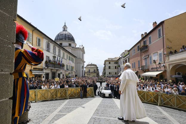 Pope Leo XIV Leads the Angelus Prayer In Castel Gandolfo - Italy Pope Leo XIV leads the Angelus prayer in Castel Gandolfo, near Rome, Italy where he is taking a summer break, on July 26, 2026. Photo by (EV) Simone Risoluti Vatican Media ABACAPRESS.COM Castel Gandolfo Italy  Copyright: xABACAx