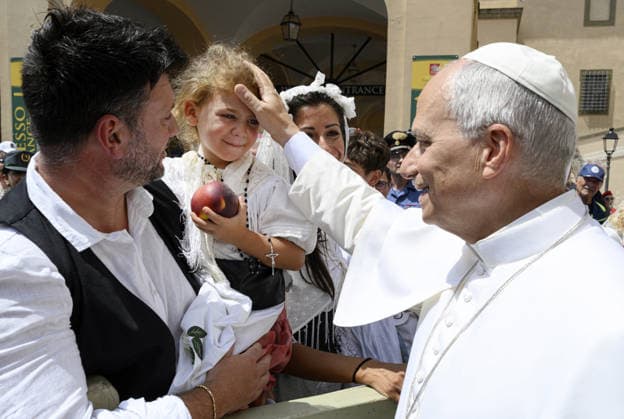 Pope Leo XIV Leads the Angelus Prayer In Castel Gandolfo - Italy Pope Leo XIV greets pilgrims after the Angelus prayer in Castel Gandolfo, near Rome, Italy where he is taking a summer break, on July 26, 2026. Photo by (EV) Simone Risoluti Vatican Media ABACAPRESS.COM Castel Gandolfo Italy  Copyright: xABACAx