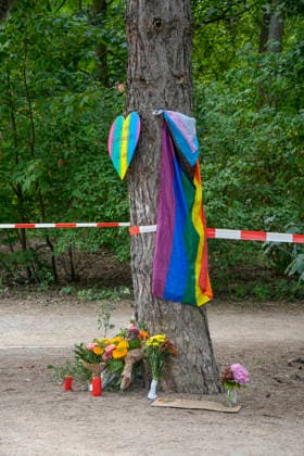 Tatort CSD-Anschlag im Tiergarten, CSD, Terror, Anschlag, Spurensicherung, Berliner Christopher Street Day, Auto fährt in Menschenmenge, 1 Tote, 16 z.T. Schwerverletzte, News, Aktuelles , Berlin Tatort CSD-Anschlag im Tiergarten, CSD, Terror, Anschlag, Spurensicherung, Berliner Christopher Street Day, Auto fährt in Menschenmenge, 1 Tote, 16 z.T. Schwerverletzte, News, Aktuelles , Berlin *** Crime Scene: CSD Attack in Tiergarten, CSD, Terror, Attack, Forensic Investigation, Berlin Christopher Street Day, Car Plows Into Crowd, 1 dead, 16 injured, some seriously, News, Latest Updates, Berlin Crime Scene: CSD Attack in Tiergarten, CSD, Terrorism, Attack, Forensic Investigation, Berlin Christopher Street Day, Car Plows Into Crowd, 1 dead, 16