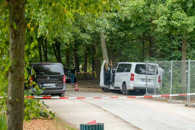 Tatort CSD-Anschlag im Tiergarten, CSD, Terror, Anschlag, Spurensicherung, Berliner Christopher Street Day, Auto fährt in Menschenmenge, 1 Tote, 16 z.T. Schwerverletzte, News, Aktuelles , Berlin Tatort CSD-Anschlag im Tiergarten, CSD, Terror, Anschlag, Spurensicherung, Tatfahrzeug, Berliner Christopher Street Day, Auto fährt in Menschenmenge, 1 Tote, 16 z.T. Schwerverletzte, News, Aktuelles , Berlin *** Crime Scene: CSD Attack in Tiergarten, CSD, Terror, Attack, Forensic Investigation, Berlin Christopher Street Day, Car Plows Into Crowd, 1 dead, 16 injured, some seriously, News, Latest News, Berlin: CSD Attack Scene in Tiergarten, CSD, Terror, Attack, Forensic Investigation, Vehicle Used in the Attack, Berlin Christopher Street Day, Car