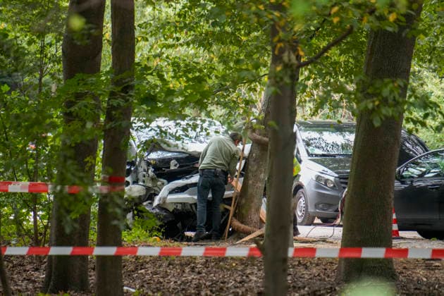 Tatort CSD-Anschlag im Tiergarten, CSD, Terror, Anschlag, Spurensicherung, Berliner Christopher Street Day, Auto fährt in Menschenmenge, 1 Tote, 16 z.T. Schwerverletzte, News, Aktuelles , Berlin Tatort CSD-Anschlag im Tiergarten, CSD, Terror, Anschlag, Spurensicherung, Tatfahrzeug, Berliner Christopher Street Day, Auto fährt in Menschenmenge, 1 Tote, 16 z.T. Schwerverletzte, News, Aktuelles , Berlin *** Crime Scene: CSD Attack in Tiergarten, CSD, Terror, Attack, Forensic Investigation, Berlin Christopher Street Day, Car Plows Into Crowd, 1 dead, 16 injured, some seriously, News, Latest News, Berlin: CSD Attack Scene in Tiergarten, CSD, Terror, Attack, Forensic Investigation, Vehicle Used in the Attack, Berlin Christopher Street Day, Car