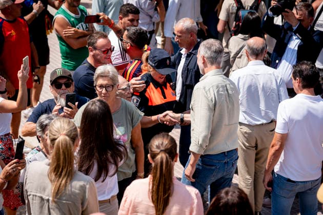 The King and Queen Visit Evacuees from the Western Mountain Range Fire in Villamanta, Madrid The King and Queen, King Felipe VI and Queen Letizia, during their visit to evacuees from the Western Mountain Range fire at the La Chopera sports center on July 26, 2026, in Villamanta, Madrid, Spain. The King and Queen visited the sports center to assess the situation of those affected, show their support for the displaced families, and thank the volunteers who are helping with care and assistance. The Madrid municipality of Villamanta is hosting residents evacuated from Villa del Prado, Aldea del Fresno, and other municipalities in the southwest of the region. JULY 26, 2026 On Foot Villamanta, Madrid Villamanta, Madrid, Spain  Copyright: xA.xPÃ rezxMecax 7688656