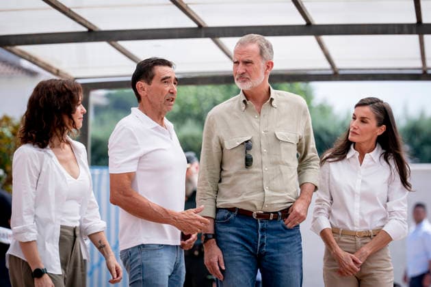 The King and Queen Visit Evacuees from the Western Mountain Range Fire in Villamanta, Madrid. The King and Queen, King Felipe VI and Queen Letizia, accompanied by the president of the Community of Madrid, Isabel Díaz Ayuso i, and the mayor of Villamanta, Mariano Núnez 2i, during their visit to those evacuated due to the fire in the western mountains, at the La Chopera sports center, on July 26, 2026, in Villamanta, Madrid, Spain. The King and Queen visited the sports center to assess the situation of those affected, show their support for the displaced families, and thank the volunteers who are helping with care and assistance. The Madrid municipality of Villamanta is hosting residents evacuated from Villa del Prado, Aldea del Fresno, and  Copyright: xA.xPÃ rezxMecax 7688665