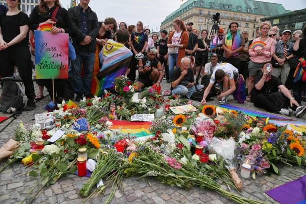 Berlin, Deutschland, 26.07.2026: Pariser Platz: Demo aus Protest gegen den Anschlag auf den CSD: Keine 24 Stunden nachdem ein Auto in eine Menschenmenge gefahren ist, haben sich Menschen vor dem Bandenburger Tor versammelt, um ihrem Protest Ausdruck zu verleihen. *** Berlin, Germany, July 26, 2026: Protest at Pariser Platz against the attack on the CSD. Less than 24 hours after a car plowed into a crowd, people gathered in front of the Brandenburg Gate to voice their protest. Copyright: xdtsxNachrichtenagenturx dts_128560
