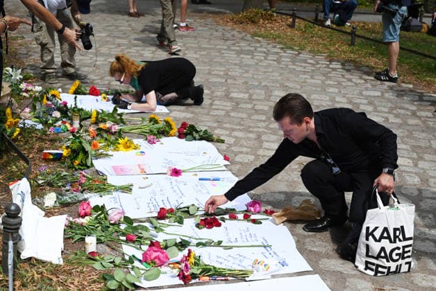German Federal Minister of the Interior visits the scene of the incident in Berlin BERLIN, GERMANY - JULY 26: People pay their respect at the scene of the incident in Berlin, Germany, on July 26, 2026. Several people were injured after a vehicle drove into a crowd during the Christopher Street Day (CSD) Pride parade in central Berlin. At least one person was killed and 15 others were injured in the vehicle collision, according to local media reports. Police and emergency services responded to the scene, while organizers ended the parade in the affected area. Volodymyr Sindieiev Anadolu Berlin Germany. Editorial use only. Please get in touch for any other usage.  Copyright: x2026xAnadoluxVolodymyrxSindieievx