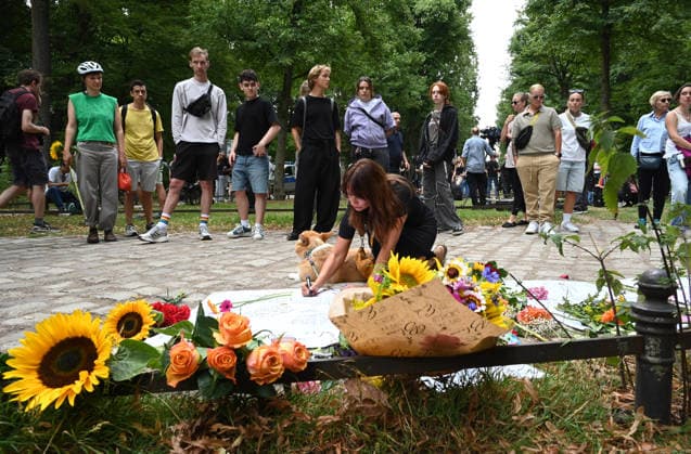 German Federal Minister of the Interior visits the scene of the incident in Berlin BERLIN, GERMANY - JULY 26: People pay their respect at the scene of the incident in Berlin, Germany, on July 26, 2026. Several people were injured after a vehicle drove into a crowd during the Christopher Street Day (CSD) Pride parade in central Berlin, according to local media reports. At least one person was killed and 15 others were injured in the vehicle collision, according to local media reports. Police and emergency services responded to the scene, while organizers ended the parade in the affected area. Volodymyr Sindieiev Anadolu Berlin Germany. Editorial use only. Please get in touch for any other usage.  Copyright: x2026xAnadoluxVolodymyrxSindieievx