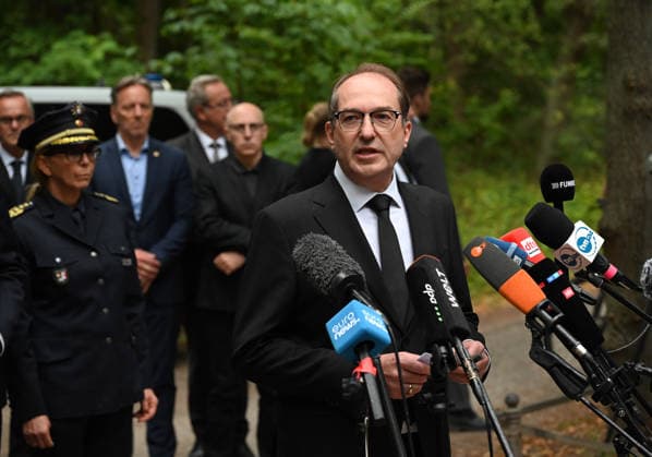 German Federal Minister of the Interior visits the scene of the incident in Berlin BERLIN, GERMANY – JULY 26: Alexander Dobrindt, German Federal Minister of the Interior speaks with journalists after visit the scene of the incident in Berlin, Germany, on July 26, 2026. Several people were injured after a vehicle drove into a crowd during the Christopher Street Day (CSD) Pride parade in central Berlin, according to local media reports. At least one person was killed and 15 others were injured in the vehicle collision, according to local media reports. Police and emergency services responded to the scene, while organizers ended the parade in the affected area. Volodymyr Sindieiev Anadolu Berlin Germany. Editorial use only. Please get in tou  Copyright: x2026xAnadoluxVolodymyrxSindieievx