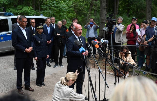 German Federal Minister of the Interior visits the scene of the incident in Berlin BERLIN, GERMANY - JULY 26: Berlin Mayor Kai Wegner speaks with journalists after visit the scene of the incident in Berlin, Germany, on July 26, 2026. Several people were injured after a vehicle drove into a crowd during the Christopher Street Day (CSD) Pride parade in central Berlin, according to local media reports. At least one person was killed and 15 others were injured in the vehicle collision, according to local media reports. Police and emergency services responded to the scene, while organizers ended the parade in the affected area. Volodymyr Sindieiev Anadolu Berlin Germany. Editorial use only. Please get in touch for any other usage.  Copyright: x2026xAnadoluxVolodymyrxSindieievx