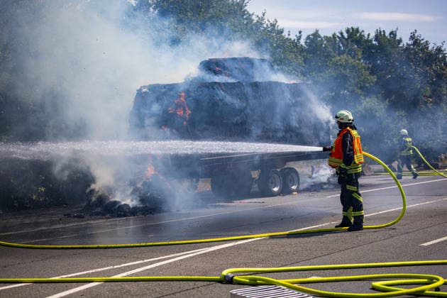 Strohballen fangen auf Anhänger Feuer Landwirt koppelt Traktor ab Flammen greifen auf Vegetation über Am 26.07.2026 geriet auf der L3114 zwischen Groß-Zimmern und Dieburg ein mit Strohquaderballen beladener Anhänger eines Traktors in Brand. Ein Landwirt koppelte nach Hinweisen von Autofahrern den Traktor ab und alarmierte die Feuerwehr, während der Brand auf die gesamte Ladung übergriff. Durch starken Wind breitete sich das Feuer zusätzlich auf einen Grünstreifen und angrenzende Vegetation aus, die Polizei sperrte die Landstraße. Die Feuerwehr Dieburg löschte den Brand mit Unterstützung der Feuerwehr Groß-Zimmern, laut Landwirt liegt eine natürliche Selbstentzündung nahe. Menschen wurden nicht verletzt. Dieburg L3114 H