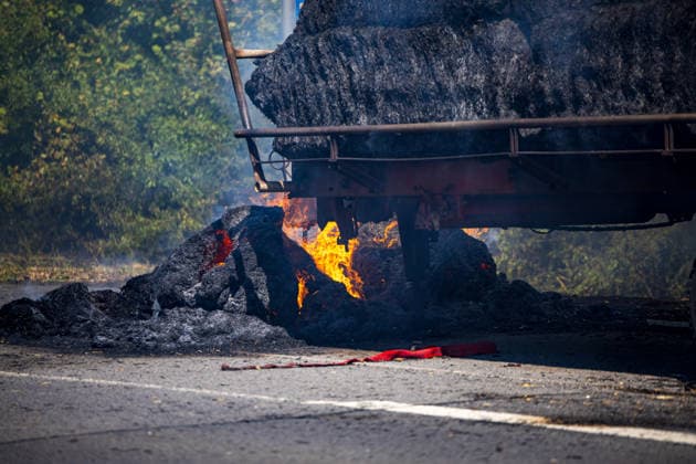 Strohballen fangen auf Anhänger Feuer Landwirt koppelt Traktor ab Flammen greifen auf Vegetation über Am 26.07.2026 geriet auf der L3114 zwischen Groß-Zimmern und Dieburg ein mit Strohquaderballen beladener Anhänger eines Traktors in Brand. Ein Landwirt koppelte nach Hinweisen von Autofahrern den Traktor ab und alarmierte die Feuerwehr, während der Brand auf die gesamte Ladung übergriff. Durch starken Wind breitete sich das Feuer zusätzlich auf einen Grünstreifen und angrenzende Vegetation aus, die Polizei sperrte die Landstraße. Die Feuerwehr Dieburg löschte den Brand mit Unterstützung der Feuerwehr Groß-Zimmern, laut Landwirt liegt eine natürliche Selbstentzündung nahe. Menschen wurden nicht verletzt. Dieburg L3114 H