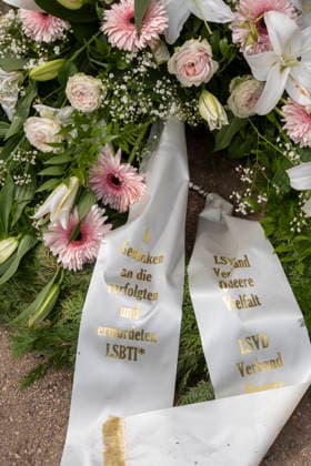 Blumen und Kraenze liegen am Denkmal fuer die im Nationalsozialismus verfolgten Homosexuellen zum Gedenken an die Opfer des gestrigen Anschlags auf den CSD im Berliner Tiergarten (Foto vom 26.07.2026). Nach der Todesfahrt beim Berliner CSD gehen die Sicherheitsbehoerden von einem islamistisch motivierten Anschlag aus. Nach dem polizeibekannten Tatverdaechtigen wird gefahndet. Politik und Gesellschaft sind entsetzt ueber die Gewalttat. Bei dem Anschlag wurden nach Polizeiangaben am Samstagabend gegen 22 Uhr im Berliner Tiergarten mehrere Menschen durch ein fahrendes Fahrzeug und mehrere Personen durch Stichwerkzeuge verletzt. Bundesinnenminister Alexander Dobrindt sprach von einem Todesopfer und insgesamt 29 Verletzten, einige davon schwer. Copyright: epd-bild RolfxZoellner _DSF6924