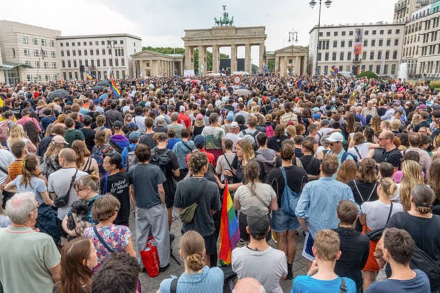 Trauer- und Gedenkveranstaltung für die Opfer des CSD-Anschlags, Brandenburger Tor, Berlin, 26. Juli 2026 Deutschland, Berlin, 26. Juli 2026, Trauer- und Gedenkveranstaltung für die Opfer des CSD-Anschlags, Brandenburger Tor,, 17 Stunden nach dem Terroranschlag im Tiergarten, bei dem ein Mensch starb und weitere teils schwer verletzt wurden, 5.000 Leute versammeln sich am Pariser Platz, aufgerfen hatte der Berliner FLINTA-Chor D-Dur Dykes, Sonntag ab 14 Uhr, *** Mourning and Memorial Service for the Victims of the CSD Attack, Brandenburg Gate, Berlin, July 26, 2026 Germany, Berlin, July 26, 2026, Mourning and Memorial Service for the Victims of the CSD Attack, Brandenburg Gate, 17 hours after the terrorist attack in Tiergarten, in which o