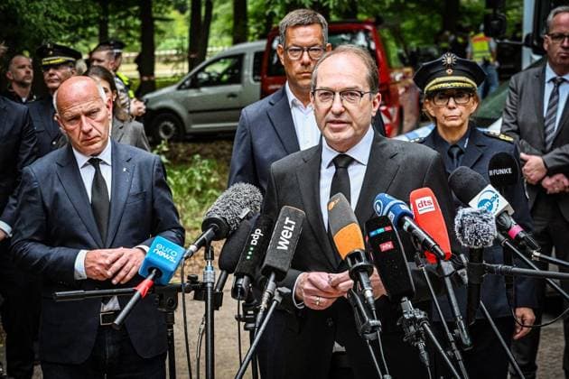 Anschag in Berlin Auto rast in Menschenmenge - CSD in Berlin ** NUR FÜR REDAKTIONELLE ZWECKE ** EDITORIAL USE ONLY **<p>Alexander Dobrindt (CSU,r), Bundesinnenminister, spricht nahe dem Bereich, wo ein Fahrzeug einen Baum gerammt hatte, zur Presse. Hinter ihm steht unter anderem Kai Wegner (CDU, l), Regierender Bürgermeister von Berlin. Am Rande des Christopher Street Day in Berlin war das Fahrzeug in eine Menschenmenge gefahren. Dabei wurde eine Frau getötet, 16 weitere Menschen verletzt, zum Teil schwer, fotografiert am 26.07.2026 in Berlin. Berlin Berlin Berlin Copyright: MaurizioxGambarini *** Anschag in Berlin: Car Plows Into Crowd at CSD in Berlin ** FOR EDITORIAL USE ONLY ** EDITORIAL USE ONLY ** p Alexander Dobrindt (CSU, right), Copyright: MaurizioxGambarini doc86vvh41oryt1alq6jp3k ,EDITORIAL USE ONLY