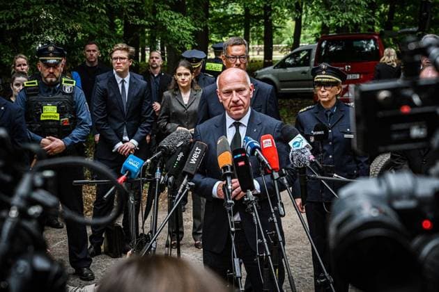 Anschag in Berlin Auto rast in Menschenmenge - CSD in Berlin ** NUR FÜR REDAKTIONELLE ZWECKE ** EDITORIAL USE ONLY **<p>Kai Wegner (CDU), Regierender Bürgermeister von Berlin, spricht zur Presse. Alexander Dobrindt (CSU, r), Bundesinnenminister, und Barbara Slowik Meisel (3.v.l), Polizeipräsidentin der Polizei Berlin, nehmen ebenfalls am Statement teil. Am Rande des Christopher Street Day in Berlin war das Fahrzeug in eine Menschenmenge gefahren. Dabei wurde eine Frau getötet, 16 weitere Menschen verletzt, zum Teil schwer. , fotografiert am 26.07.2026 in Berlin. Berlin Berlin Berlin Copyright: MaurizioxGambarini *** Incident in Berlin: Car Plows Into Crowd at CSD in Berlin ** FOR EDITORIAL USE ONLY ** EDITORIAL USE ONLY ** p Kai Wegner Copyright: MaurizioxGambarini doc86vvh5j8d55dj6faieg ,EDITORIAL USE ONLY