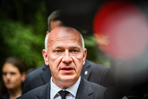 Anschag in Berlin Auto rast in Menschenmenge - CSD in Berlin ** NUR FÜR REDAKTIONELLE ZWECKE ** EDITORIAL USE ONLY **<p>Kai Wegner (CDU), Regierender Bürgermeister von Berlin, spricht zur Presse. Alexander Dobrindt (CSU, r), Bundesinnenminister, und Barbara Slowik Meisel (3.v.l), Polizeipräsidentin der Polizei Berlin, nehmen ebenfalls am Statement teil. Am Rande des Christopher Street Day in Berlin war das Fahrzeug in eine Menschenmenge gefahren. Dabei wurde eine Frau getötet, 16 weitere Menschen verletzt, zum Teil schwer. , fotografiert am 26.07.2026 in Berlin. Berlin Berlin Berlin Copyright: MaurizioxGambarini *** Incident in Berlin: Car Plows Into Crowd at CSD in Berlin ** FOR EDITORIAL USE ONLY ** EDITORIAL USE ONLY ** p Kai Wegner Copyright: MaurizioxGambarini doc86vviygwhae31cs8p0o ,EDITORIAL USE ONLY