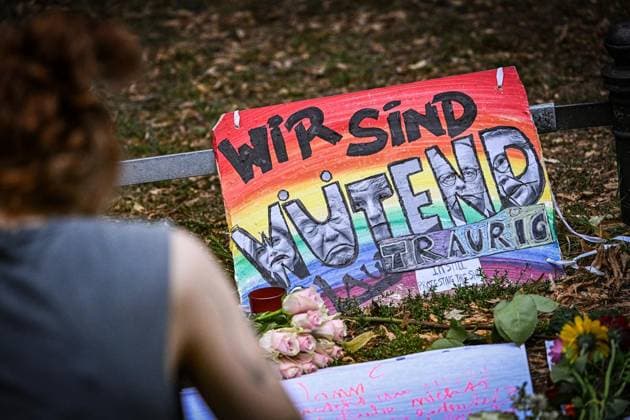 Anschag in Berlin Auto rast in Menschenmenge - CSD in Berlin ** NUR FÜR REDAKTIONELLE ZWECKE ** EDITORIAL USE ONLY **<p>Menschen trauern in der Nähe des Tatorts. Am Rande des Christopher Street Day in Berlin war das Fahrzeug in eine Menschenmenge gefahren. Dabei wurde eine Frau getötet, 16 weitere Menschen verletzt, zum Teil schwer, fotografiert am 26.07.2026 in Berlin. Berlin Berlin Berlin Copyright: MaurizioxGambarini *** Incident in Berlin: Car Plows Into Crowd at CSD in Berlin ** FOR EDITORIAL USE ONLY ** EDITORIAL USE ONLY ** People mourn near the scene of the incident. On the outskirts of Christopher Street Day in Berlin, the vehicle drove into a crowd. One woman was killed, and 16 others were injured, some seriously, photographed Copyright: MaurizioxGambarini doc86vviyufg3bqaqxiicf ,EDITORIAL USE ONLY