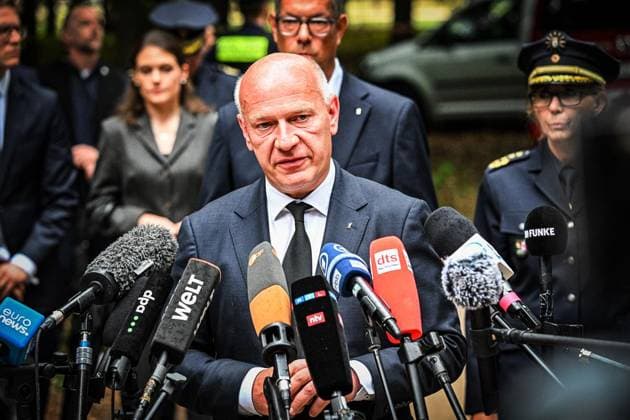 Anschag in Berlin Auto rast in Menschenmenge - CSD in Berlin ** NUR FÜR REDAKTIONELLE ZWECKE ** EDITORIAL USE ONLY **<p>Kai Wegner (CDU), Regierender Bürgermeister von Berlin, spricht zur Presse. Alexander Dobrindt (CSU, r), Bundesinnenminister, und Barbara Slowik Meisel (3.v.l), Polizeipräsidentin der Polizei Berlin, nehmen ebenfalls am Statement teil. Am Rande des Christopher Street Day in Berlin war das Fahrzeug in eine Menschenmenge gefahren. Dabei wurde eine Frau getötet, 16 weitere Menschen verletzt, zum Teil schwer. , fotografiert am 26.07.2026 in Berlin. Berlin Berlin Berlin Copyright: MaurizioxGambarini *** Incident in Berlin: Car Plows Into Crowd at CSD in Berlin ** FOR EDITORIAL USE ONLY ** EDITORIAL USE ONLY ** p Kai Wegner Copyright: MaurizioxGambarini doc86vvjwds19xalxozifp ,EDITORIAL USE ONLY
