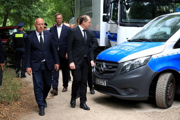 Berlin, Tiergarten, CSD-Demo, Terrorattentat auf den CSD, Berlin Tiergarten, Alexander Dobrindt: Innenminister - Bundesregierung, Kai Wegner Regierende Bürgermeister von Berlin, am Tatort Nordphoto *** Berlin, Tiergarten, CSD Parade, Terrorist Attack on the CSD, Berlin Tiergarten, Alexander Dobrindt, Federal Minister of the Interior, Kai Wegner, Governing Mayor of Berlin, at the scene of the crime, Nordphoto Copyright: xNordphotox xEnglerx