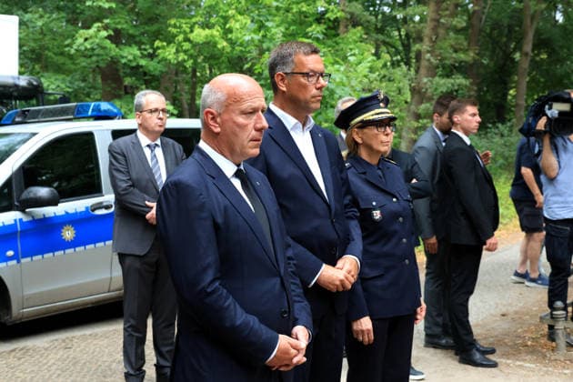 Berlin, Tiergarten, CSD-Demo, Terrorattentat auf den CSD, Berlin Tiergarten, Kai Wegner Regierende Bürgermeister von Berlin, Berliner Polizeipräsidentin Barbara Slowik Meisel am Tatort Nordphoto *** Berlin, Tiergarten, CSD Parade, Terrorist Attack on the CSD, Berlin Tiergarten, Kai Wegner, Governing Mayor of Berlin, Berlin Police Chief Barbara Slowik Meisel at the scene of the crime, Nordphoto Copyright: xNordphotox xEnglerx