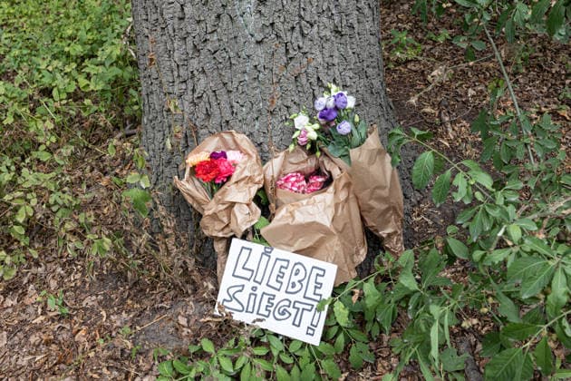July 26, 2026, Berlin, Germany: Flowers and a sign reading Liebe siegt (Love wins) are seen at the site of the attack in Tiergarten park. On the evening of July 25, a car drove into people near the route of the CSD Pride parade, killing one person and injuring 16 others. A vehicle drove into a crowd near Berlin s annual Christopher Street Day (CSD) Pride celebrations in Tiergarten on the evening of 25 July, killing one person and injuring 29 others, several of them seriously. The incident prompted the cancellation of one of Europe s largest Pride events as emergency services responded to the scene. German authorities are searching for a 21-year-old suspect and have stated that the investigation is being conducted as a suspected  - ZUMAs197 20260726_aaa_s197_011 Copyright: xVasilyxKrestyaninovx