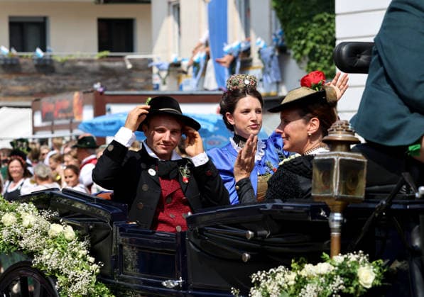 Tutzinger Fischerhochzeit, Tutzing, Umzug, Festumzug am Nachmittag, hier im Bild Michael Gröber, Bräutigam (gespielt von Valentin Müller) (li.) mit Veronika Bierbichler, Braut (gespielt von Mara Bove) (re.) winkend in der Kutsche *** Tutzing Fishermen s Wedding, Tutzing, parade, afternoon procession; pictured here is Michael Gröber, the groom played by Valentin Müller (left), with Veronika Bierbichler, the bride played by Mara Bove (right), waving from the carriage