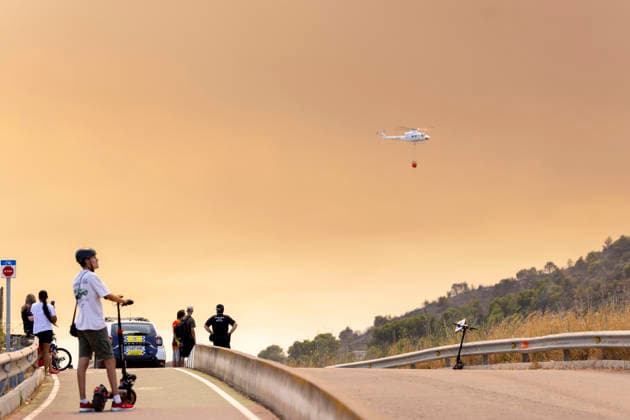 The fire in Vall d’Uixó has forced more than 15 towns to evacuate A helicopter during efforts to extinguish the wildfire, on July 26, 2026, in Betxí, Castellón, Valencian Community, Spain. There are 15,000 people evacuated due to the fire that broke out this Saturday in the Castellón town of Vall d’Uixó, which has led to the evacuation of 16 municipalities and neighborhoods. JULY 26, 2026 FOREST FIRE IN BECHÍ Carme Ripollé Vall d’Uixó, Castellón, Valencian Community Vall d’Uixó, Castellón, Valencian Community Spain  Copyright: xCarmexRipollÃ sx 7688755