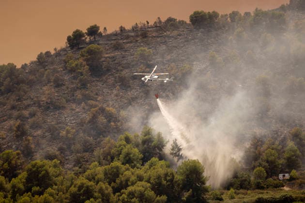 The fire in Vall d’Uixó has forced more than 15 towns to evacuate A helicopter during efforts to extinguish the wildfire, on July 26, 2026, in Betxí, Castellón, Valencian Community, Spain. There are 15,000 people evacuated due to the fire that broke out this Saturday in the Castellón town of Vall d’Uixó, which has led to the evacuation of 16 municipalities and neighborhoods. JULY 26, 2026 FOREST FIRE IN BECHÍ Carme Ripollé Vall d’Uixó, Castellón, Valencian Community Vall d’Uixó, Castellón, Valencian Community Spain  Copyright: xCarmexRipollÃ sx 7688756