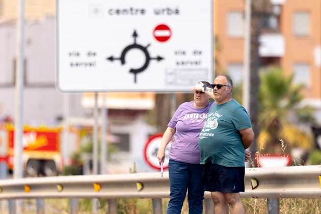 The fire in La Vall d Uixó has forced more than 15 towns to evacuate. Two people watch as firefighters battle the wildfire on July 26, 2026, in Betxí, Castellón, Valencian Community, Spain. There are 15,000 people evacuated due to the fire that broke out this Saturday in the Castellón town of Vall d’Uixó, which has led to the evacuation of 16 municipalities and neighborhoods. JULY 26, 2026 FOREST FIRE BECHÍ Carme Ripollé Vall d’Uixó, Castellón, Valencian Community Vall d’Uixó, Castellón, Valencian Community Spain  Copyright: xCarmexRipollÃ sx 7688757