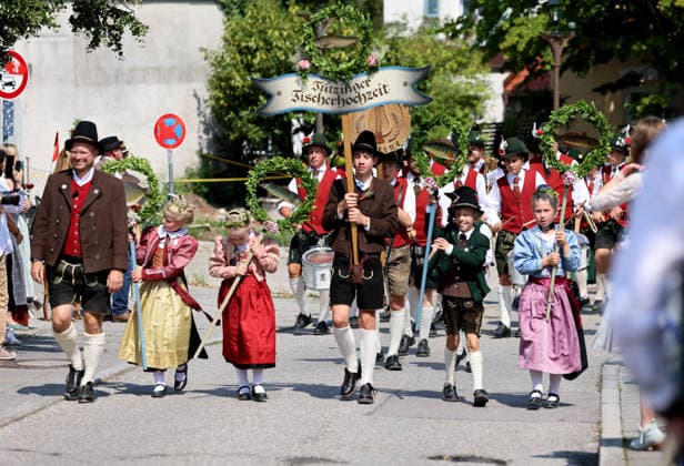 Tutzinger Fischerhochzeit, Tutzing, Umzug, Festumzug am Nachmittag, hier im Bild das Schild Tutzinger Fischerhochzeit mit Trachtler, Kindern *** Tutzing Fishermen s Wedding, Tutzing, parade, afternoon procession; pictured here is the Tutzing Fishermen s Wedding sign with people in traditional dress and children