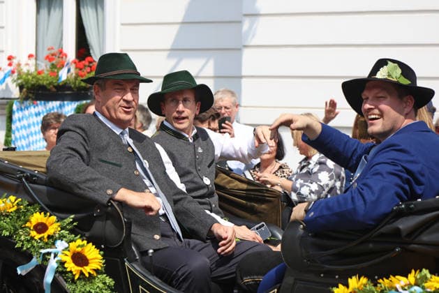 Tutzinger Fischerhochzeit, Tutzing, Umzug, Festumzug am Nachmittag, hier im Bild Markus Söder, Bayerischer Ministerpräsident mit Landrat vom Landkreis Starnberg, Stefan Frey und Tutzings Bürgermeister Ludwig Horn (v.l.n.r.) sitzend in der Kutsche *** Tutzing Fishermen s Wedding, Tutzing, parade, afternoon procession; pictured here are Markus Söder, Minister-President of Bavaria, Stefan Frey, District Administrator of Starnberg, and Ludwig Horn, Mayor of Tutzing, seated in the carriage from left to right