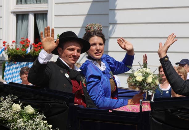 Tutzinger Fischerhochzeit, Tutzing, Umzug, Festumzug am Nachmittag, hier im Bild Michael Gröber, Bräutigam (gespielt von Valentin Müller) (li.) mit Veronika Bierbichler, Braut (gespielt von Mara Bove) (re.) winkend in der Kutsche *** Tutzing Fishermen s Wedding, Tutzing, parade, afternoon procession; pictured here is Michael Gröber, the groom played by Valentin Müller (left), with Veronika Bierbichler, the bride played by Mara Bove (right), waving from the carriage