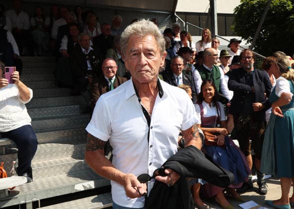 Tutzinger Fischerhochzeit, Tutzing, Umzug, Festumzug am Nachmittag, hier im Bild Peter Maffay als Ehrengast, stehend Kopf, Oberkörper *** Tutzing Fishermen s Wedding, Tutzing, parade, afternoon procession; pictured here is Peter Maffay as the guest of honor, standing on his head, upper body