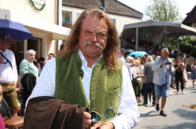 Tutzinger Fischerhochzeit, Tutzing, Umzug, Festumzug am Nachmittag, hier im Bild Leslie Mandoki als Ehrengast, stehend Kopf, Oberkörper *** Tutzing Fishermen s Wedding, Tutzing, Parade, Afternoon Parade; pictured here is Leslie Mandoki as the guest of honor, standing on her head, upper body