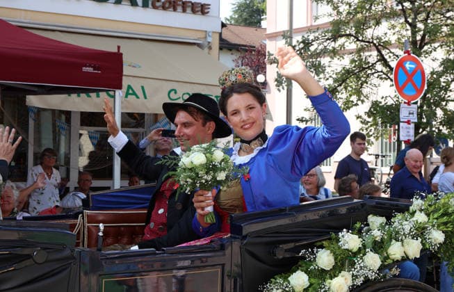 Tutzinger Fischerhochzeit, Tutzing, Umzug, Festumzug am Nachmittag, hier im Bild Michael Gröber, Bräutigam (gespielt von Valentin Müller) (li.) mit Veronika Bierbichler, Braut (gespielt von Mara Bove) (re.) winkend in der Kutsche *** Tutzing Fishermen s Wedding, Tutzing, parade, afternoon procession; pictured here is Michael Gröber, the groom played by Valentin Müller (left), with Veronika Bierbichler, the bride played by Mara Bove (right), waving from the carriage