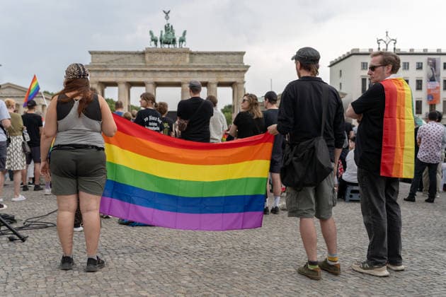 CSD, Berlin, nach dem Terroranschlag CSD, Berlin, nach dem islamischen Terroranschlag, Brandenburger Tor, Gedenkdemonstration Berlin Berlin GER *** CSD, Berlin, after the terrorist attack; CSD, Berlin, after the Islamic terrorist attack; Brandenburg Gate; memorial demonstration; Berlin, Germany