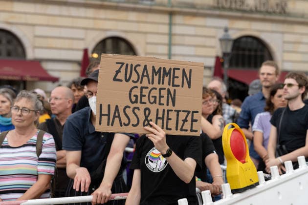 CSD, Berlin, nach dem Terroranschlag CSD, Berlin, nach dem islamischen Terroranschlag, Brandenburger Tor, Gedenkdemonstration Berlin Berlin GER *** CSD, Berlin, after the terrorist attack; CSD, Berlin, after the Islamic terrorist attack; Brandenburg Gate; memorial demonstration; Berlin, Germany