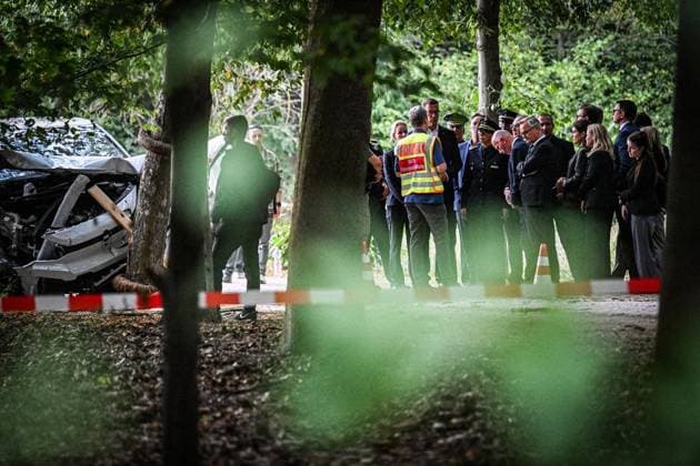 Anschag in Berlin Auto rast in Menschenmenge - CSD in Berlin ** NUR FÜR REDAKTIONELLE ZWECKE ** EDITORIAL USE ONLY **<p>Eine Gruppe mit unter anderem Barbara Slowik Meisel Polizeipräsidentin der Polizei Berlin, Kai Wegner (CDU), Regierender Bürgermeister von Berlin, Bundesinnenminister Alexander Dobrindt (CSU), betrachtet den Ort, an dem ein Fahrzeug auf einen Baum geprallt ist. Am Rande des Christopher Street Day in Berlin war das Fahrzeug in eine Menschenmenge gefahren. Dabei wurde eine Frau getötet, 16 weitere Menschen verletzt, zum Teil schwer. , fotografiert am 26.07.2026 in Berlin. Berlin Berlin Berlin Copyright: MaurizioxGambarini *** Car Plows Into Crowd at CSD in Berlin ** FOR EDITORIAL PURPOSES ONLY ** EDITORIAL USE ONLY ** p Copyright: MaurizioxGambarini doc86vvs7vck6e12s6b9p3k ,EDITORIAL USE ONLY