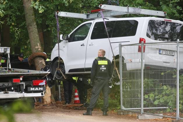 Berlin, Deutschland, 26.07.2026: Auto fährt bei CSD in Menschenmenge: Am nächsten Tag wird das Tatfahrzeug vom Tatort abtransportiert, die Polizei ist weiter vor Ort *** Berlin, Germany, July 26, 2026: Car Plows Into Crowd at CSD. The next day, the vehicle used in the crime is removed from the scene; police remain on the scene. Copyright: xdtsxNachrichtenagenturx dts_128576