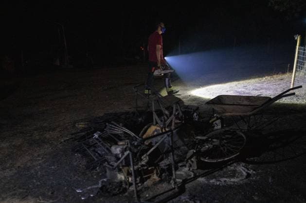 Forest fires in La Adrada Avila, Spain - Jul 25 2026 A firefighter walks with a flashlight past debris burned by the fires. Forest fire in La Adrada, Avila province. The Tietar Valley area and the surroundings of La Adrada (Avila) are affected by a joint forest fire crisis between the province of Avila and the Sierra oeste region of Madrid. La Adrada, Avila Spain Copyright: xDavidxCanalesx xSOPAxImagesx David-Canales-1440065