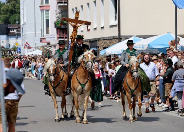 Tutzinger Fischerhochzeit, Tutzing, Umzug, Festumzug am Nachmittag, hier im Bild drei Reiter auf Haflinger Pferden, in der Mitte ein Holzkreuz *** Tutzing Fishermen s Wedding, Tutzing, procession, afternoon parade; pictured here are three riders on Haflinger horses, with a wooden cross in the center