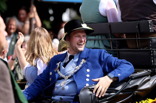 Tutzinger Fischerhochzeit, Tutzing, Umzug, Festumzug am Nachmittag, hier im Bild der Bürgermeister von Tutzing, Ludwig Horn auf der Kutsche *** Tutzing Fishermen s Wedding, Tutzing, parade, afternoon procession; pictured here is Tutzing s mayor, Ludwig Horn, on the carriage