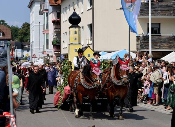 Tutzinger Fischerhochzeit, Tutzing, Umzug, Festumzug am Nachmittag, hier im Bild ein geschmückter Wagen mit der Klosterkirche Bernried als Modell *** Tutzing Fishermen s Wedding, Tutzing, parade, afternoon procession; pictured here is a decorated float modeled after the Bernried Monastery Church