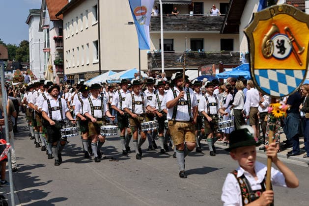 Tutzinger Fischerhochzeit, Tutzing, Umzug, Festumzug am Nachmittag, hier im Bild die Musikkapelle Pähl, Blasmusik, Trommlerzug *** Tutzing Fishermen s Wedding, Tutzing, Parade, Afternoon Parade; pictured here is the Pähl Brass Band, brass music, drum corps