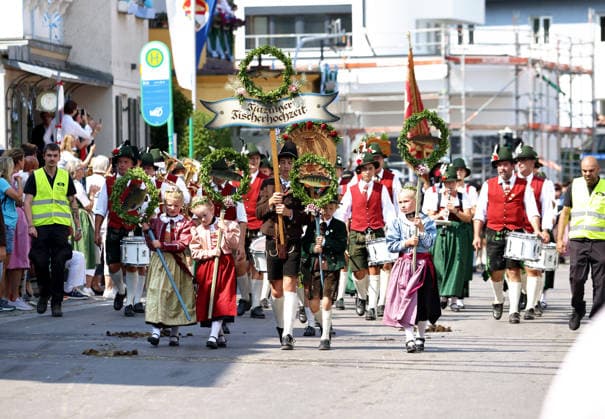 Tutzinger Fischerhochzeit, Tutzing, Umzug, Festumzug am Nachmittag, hier im Bild Trachtenumzug mit dem Schild, Tutzinger Fischerhochzeit *** Tutzing Fishermen s Wedding, Tutzing, Parade, Afternoon Parade; pictured here is the traditional costume parade with the sign, Tutzing Fishermen s Wedding