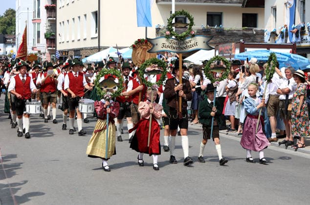 Tutzinger Fischerhochzeit, Tutzing, Umzug, Festumzug am Nachmittag, hier im Bild Trachtenumzug mit dem Schild, Tutzinger Fischerhochzeit *** Tutzing Fishermen s Wedding, Tutzing, Parade, Afternoon Parade; pictured here is the traditional costume parade with the sign, Tutzing Fishermen s Wedding