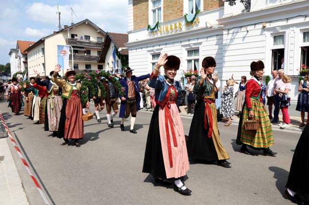Tutzinger Fischerhochzeit, Tutzing, Umzug, Festumzug am Nachmittag, hier im Bild Trachtler, Fischerhaube, Ottferfellmütze *** Tutzing Fishermen s Wedding, Tutzing, Parade, Afternoon Procession; pictured here: people in traditional costume, fishermen s caps, Ottferfell hats