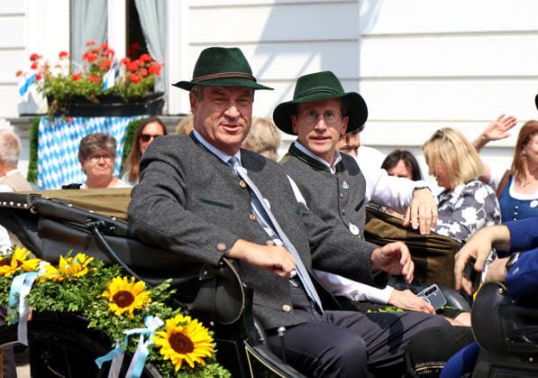 Tutzinger Fischerhochzeit, Tutzing, Umzug, Festumzug am Nachmittag, hier im Bild Markus Söder, Bayerischer Ministerpräsident (li.) mit Landrat Stefan Frey (re.) in der Kutsche sitzend *** Tutzing Fishermen s Wedding, Tutzing, Parade, Afternoon Procession; pictured here are Markus Söder, Bavarian Minister-President (left), and District Administrator Stefan Frey (right), sitting in the carriage
