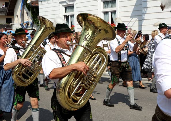 Tutzinger Fischerhochzeit, Tutzing, Umzug, Festumzug am Nachmittag, hier im Bild zwei Tubaspieler, Blasmusik *** Tutzing Fishermen s Wedding, Tutzing, Parade, Afternoon Parade; pictured here are two tuba players, brass band music