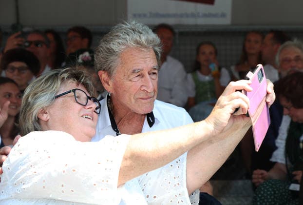 Tutzinger Fischerhochzeit, Tutzing, Umzug, Festumzug am Nachmittag, hier im Bild Peter Maffay (re.) der ein Selfie mit einem Fan macht *** Tutzing Fishermen s Wedding, Tutzing, parade, afternoon procession; pictured here is Peter Maffay taking a selfie with a fan