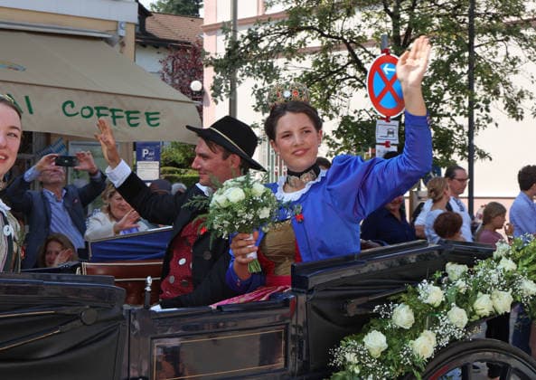 Tutzinger Fischerhochzeit, Tutzing, Umzug, Festumzug am Nachmittag, hier im Bild Michael Gröber, Bräutigam (gespielt von Valentin Müller) (li.) mit Veronika Bierbichler, Braut (gespielt von Mara Bove) (re.) winkt, winkend von der Kutsche *** Tutzing Fishermen s Wedding, Tutzing, parade, afternoon procession; pictured here is Michael Gröber, the groom played by Valentin Müller (left), with Veronika Bierbichler, the bride played by Mara Bove (right), waving from the carriage